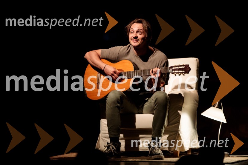  Blaž Setnikar, igralecMonologi s kavča, premiera in odprtje razstave Dogodek je tu, dogodek imate v mestu!