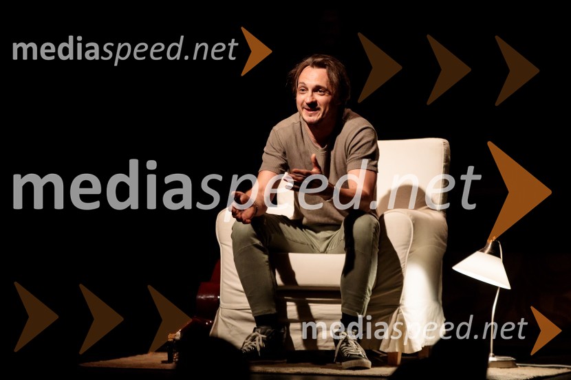  Blaž Setnikar, igralecMonologi s kavča, premiera in odprtje razstave Dogodek je tu, dogodek imate v mestu!