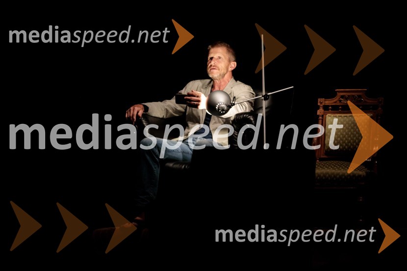  Borut  Veselko, igralecMonologi s kavča, premiera in odprtje razstave Dogodek je tu, dogodek imate v mestu!