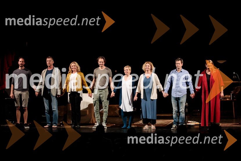 Monologi s kavča, premiera in odprtje razstave Dogodek je tu, dogodek imate v mestu!