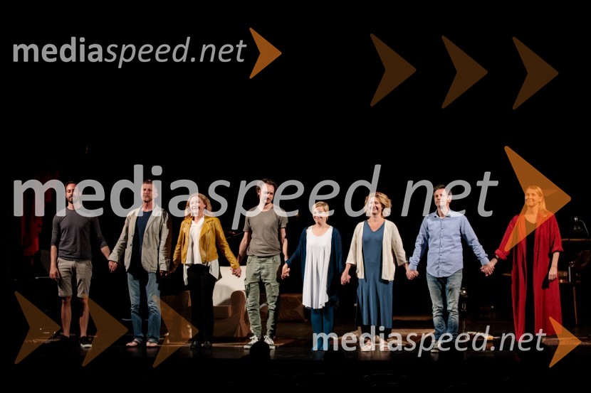 Monologi s kavča, premiera in odprtje razstave Dogodek je tu, dogodek imate v mestu!