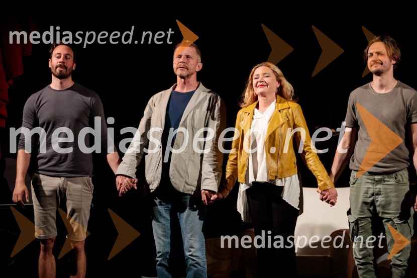 Monologi s kavča, premiera in odprtje razstave Dogodek je tu, dogodek imate v mestu!