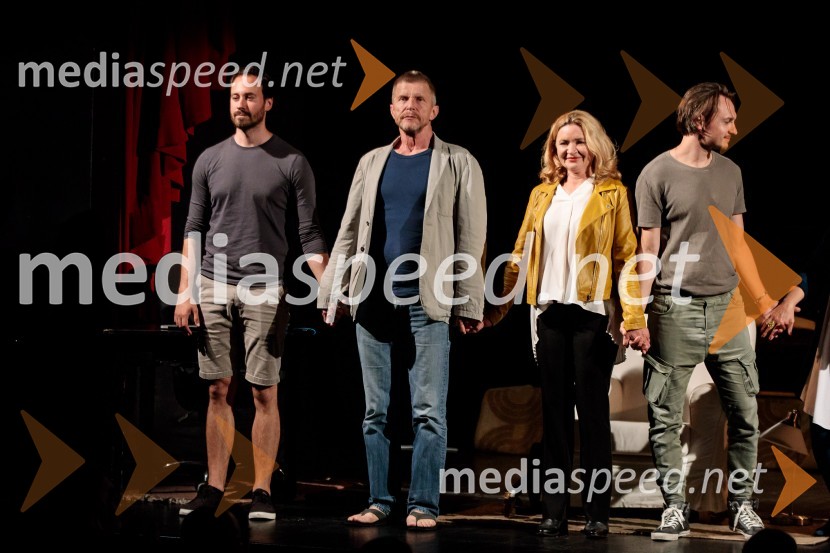 Monologi s kavča, premiera in odprtje razstave Dogodek je tu, dogodek imate v mestu!