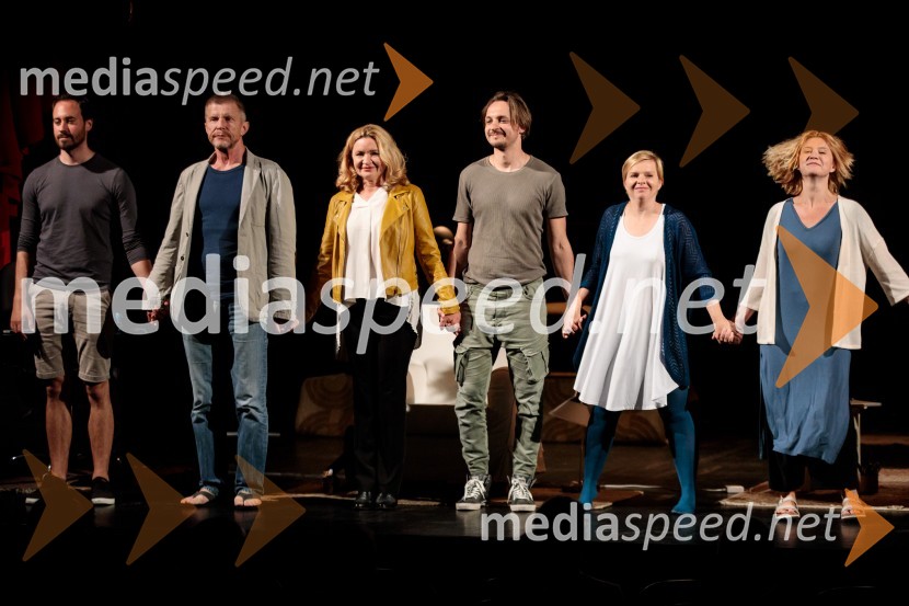 Monologi s kavča, premiera in odprtje razstave Dogodek je tu, dogodek imate v mestu!