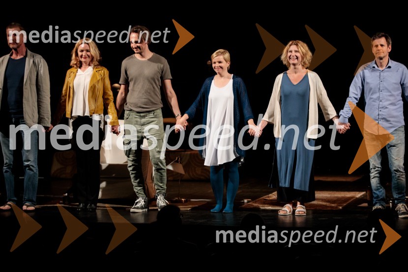 Monologi s kavča, premiera in odprtje razstave Dogodek je tu, dogodek imate v mestu!