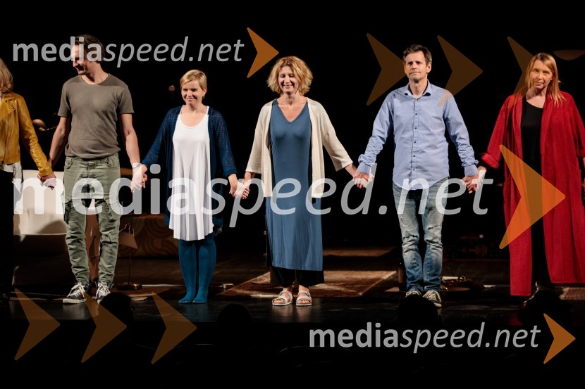 Monologi s kavča, premiera in odprtje razstave Dogodek je tu, dogodek imate v mestu!