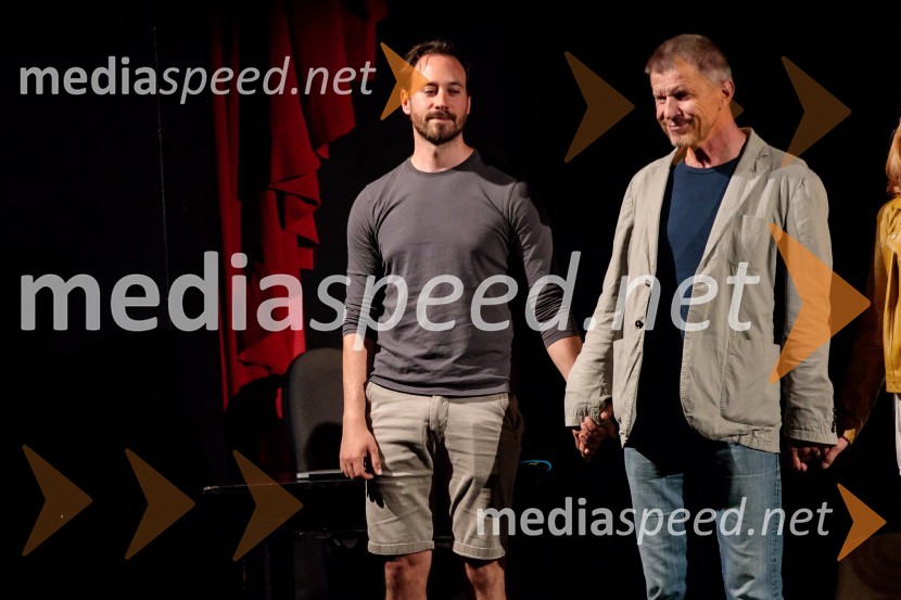 Monologi s kavča, premiera in odprtje razstave Dogodek je tu, dogodek imate v mestu!