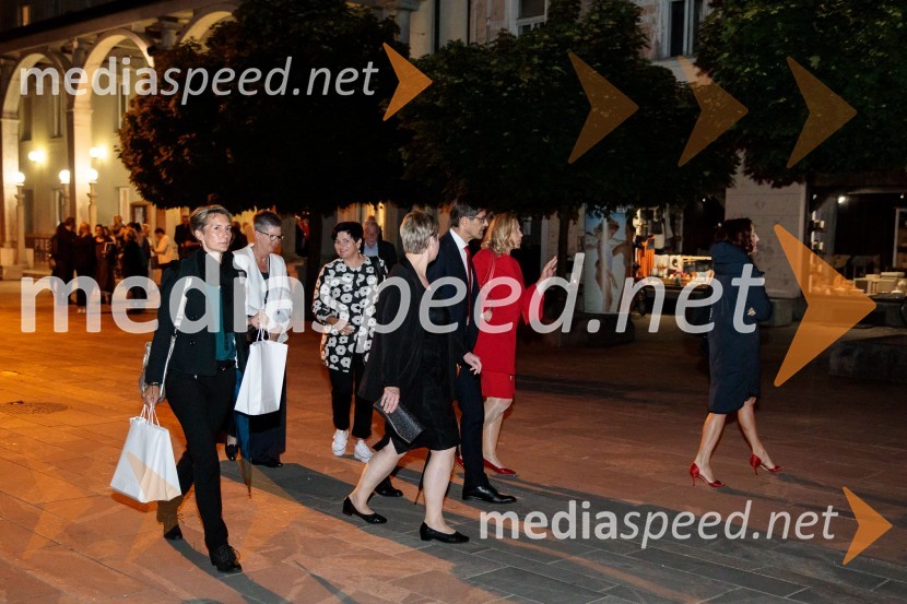 Monologi s kavča, premiera in odprtje razstave Dogodek je tu, dogodek imate v mestu!