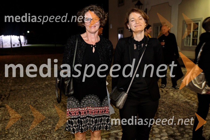 Monologi s kavča, premiera in odprtje razstave Dogodek je tu, dogodek imate v mestu!