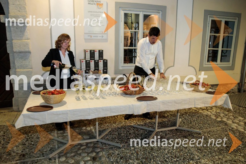 Monologi s kavča, premiera in odprtje razstave Dogodek je tu, dogodek imate v mestu!