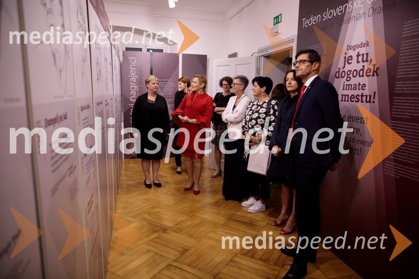 Monologi s kavča, premiera in odprtje razstave Dogodek je tu, dogodek imate v mestu!