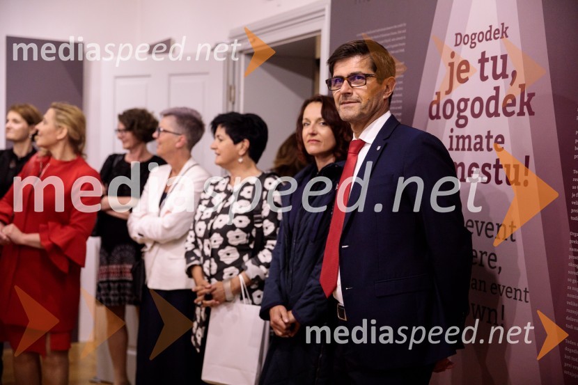  Urška Manček, organizatorica;  Matjaž Rakovec, župan Mestne občine KranjMonologi s kavča, premiera in odprtje razstave Dogodek je tu, dogodek imate v mestu!