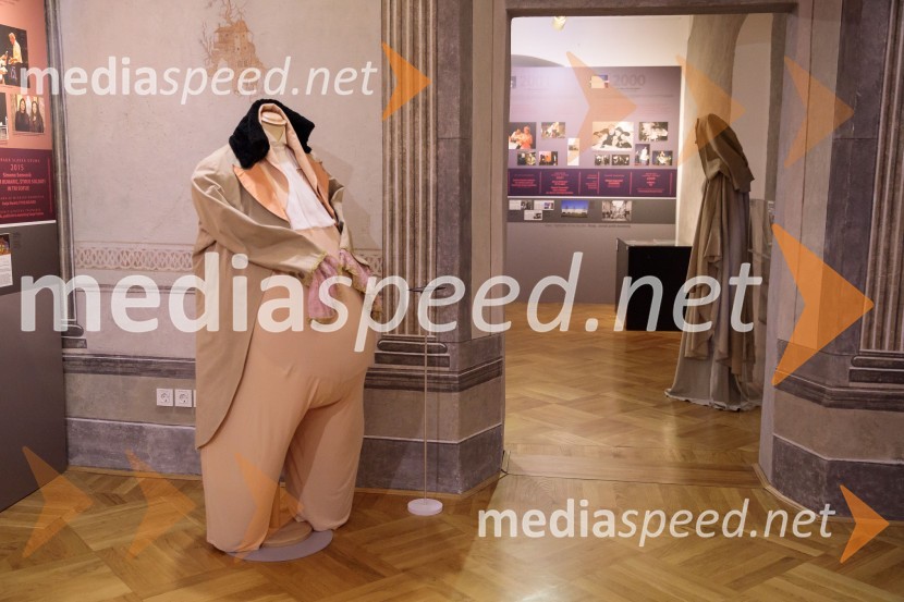 Monologi s kavča, premiera in odprtje razstave Dogodek je tu, dogodek imate v mestu!