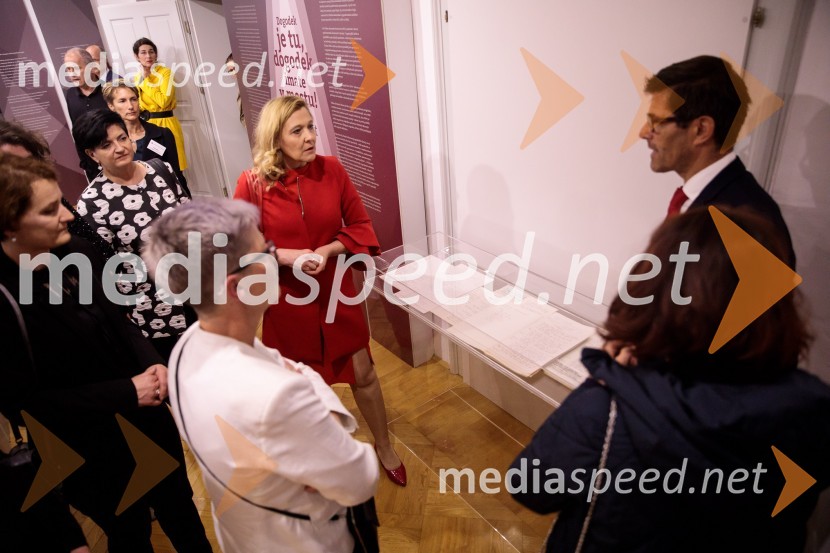 Monologi s kavča, premiera in odprtje razstave Dogodek je tu, dogodek imate v mestu!