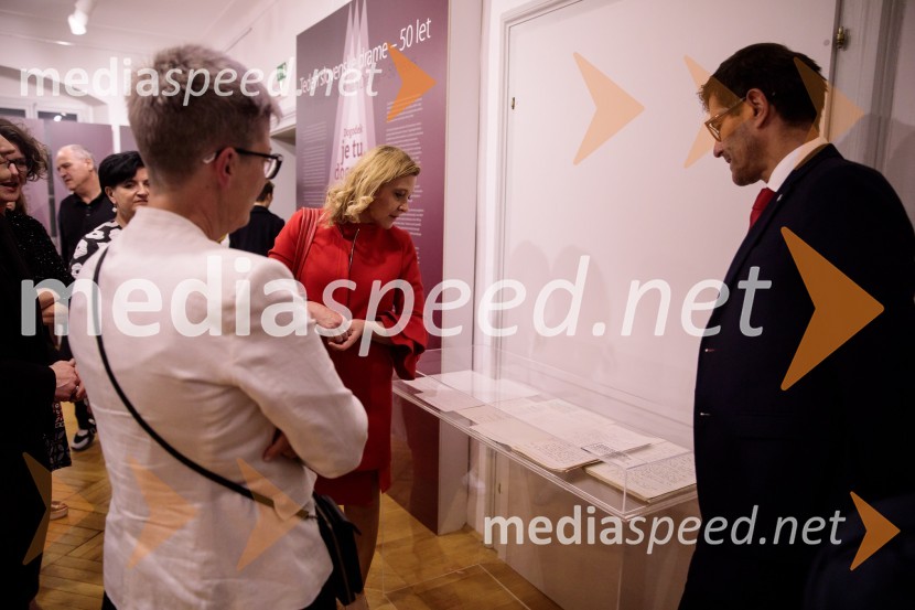 Monologi s kavča, premiera in odprtje razstave Dogodek je tu, dogodek imate v mestu!