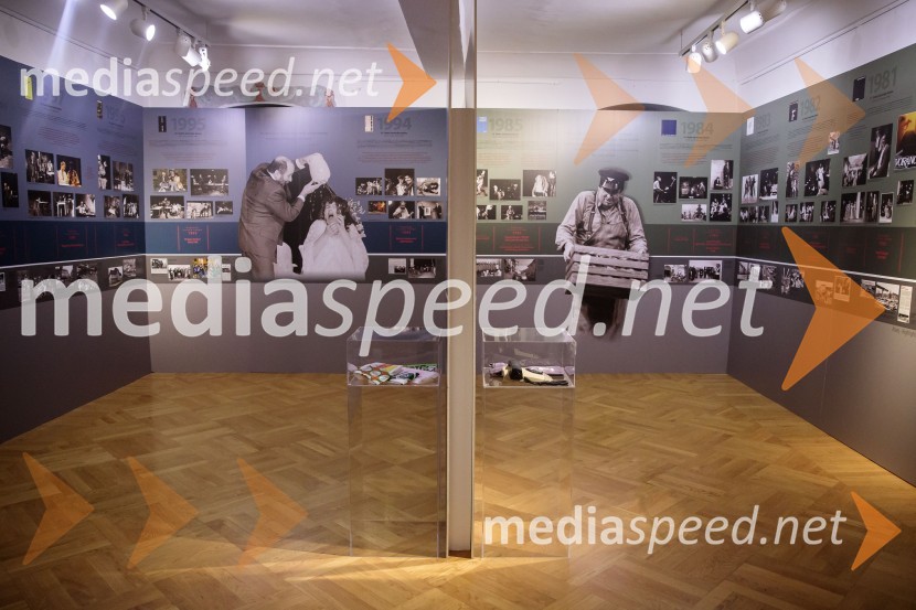 Monologi s kavča, premiera in odprtje razstave Dogodek je tu, dogodek imate v mestu!