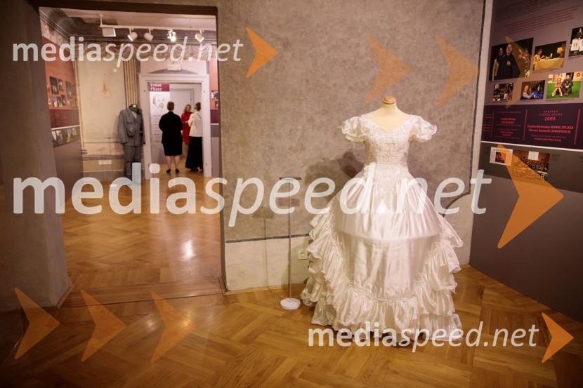 Monologi s kavča, premiera in odprtje razstave Dogodek je tu, dogodek imate v mestu!