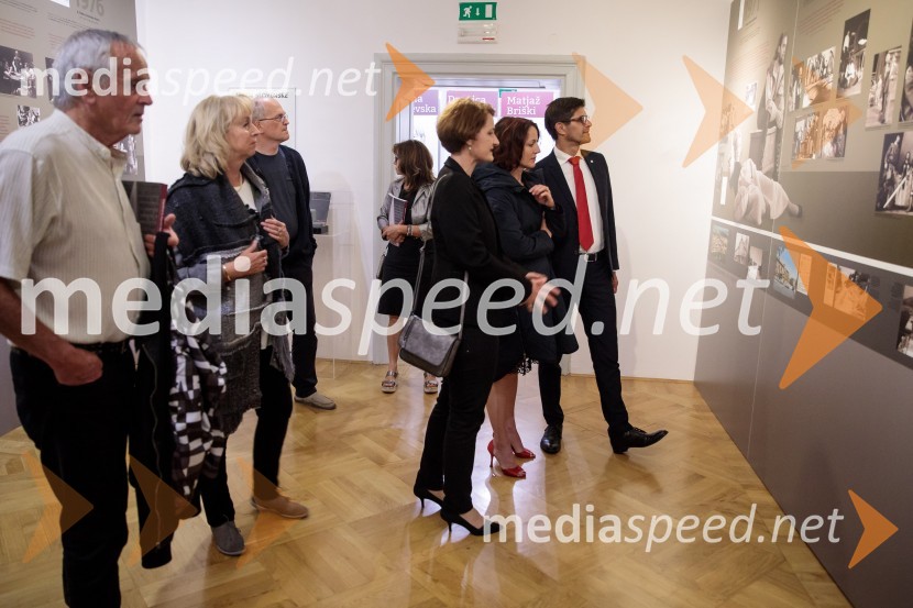 Monologi s kavča, premiera in odprtje razstave Dogodek je tu, dogodek imate v mestu!