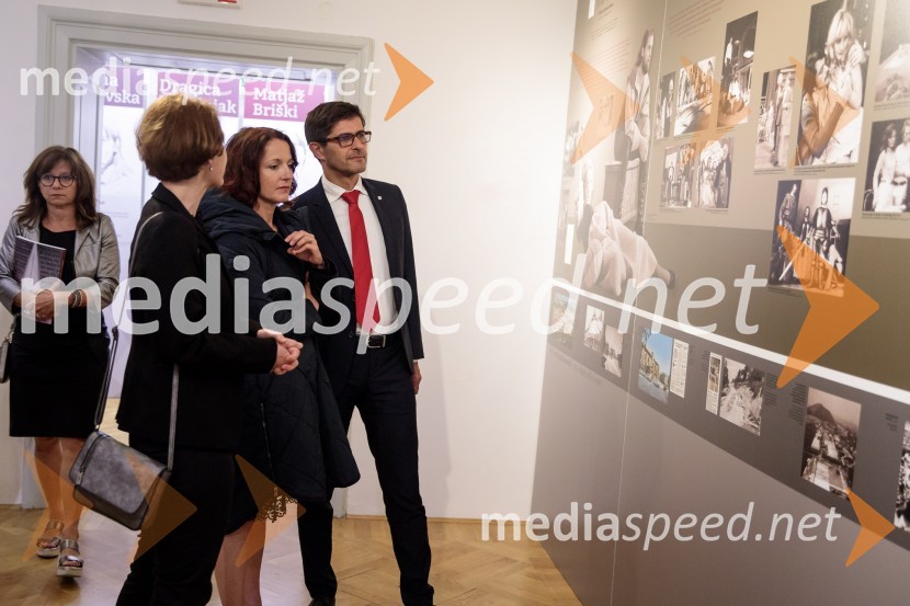 Monologi s kavča, premiera in odprtje razstave Dogodek je tu, dogodek imate v mestu!