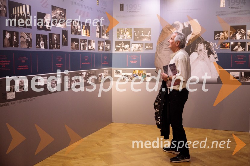 Monologi s kavča, premiera in odprtje razstave Dogodek je tu, dogodek imate v mestu!