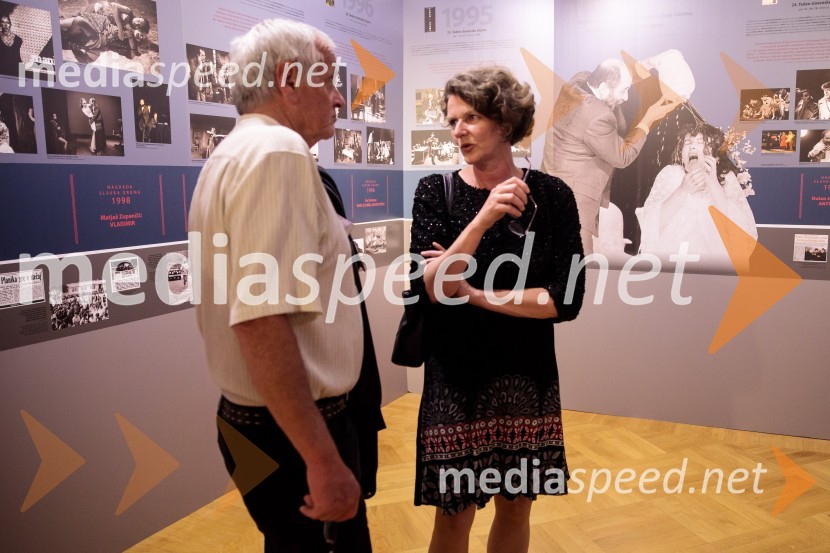 Monologi s kavča, premiera in odprtje razstave Dogodek je tu, dogodek imate v mestu!