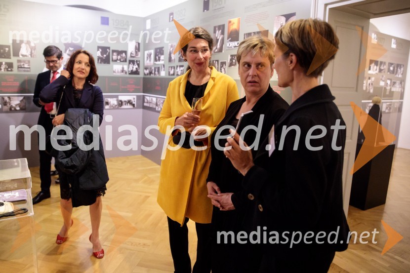 Monologi s kavča, premiera in odprtje razstave Dogodek je tu, dogodek imate v mestu!