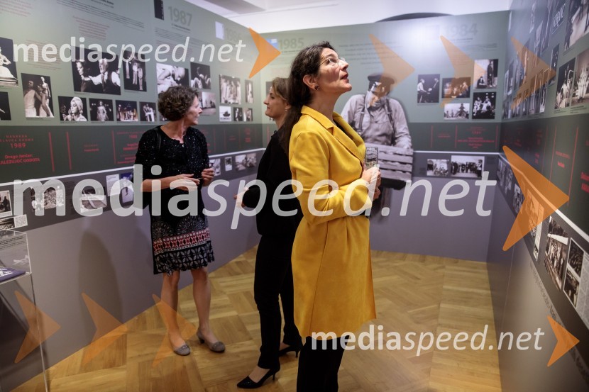 Monologi s kavča, premiera in odprtje razstave Dogodek je tu, dogodek imate v mestu!