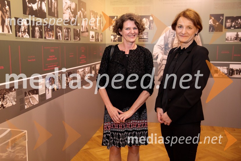 Monologi s kavča, premiera in odprtje razstave Dogodek je tu, dogodek imate v mestu!