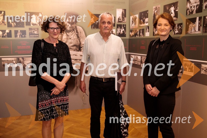 Monologi s kavča, premiera in odprtje razstave Dogodek je tu, dogodek imate v mestu!