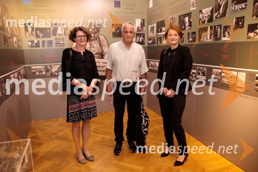 Monologi s kavča, premiera in odprtje razstave Dogodek je tu, dogodek imate v mestu!