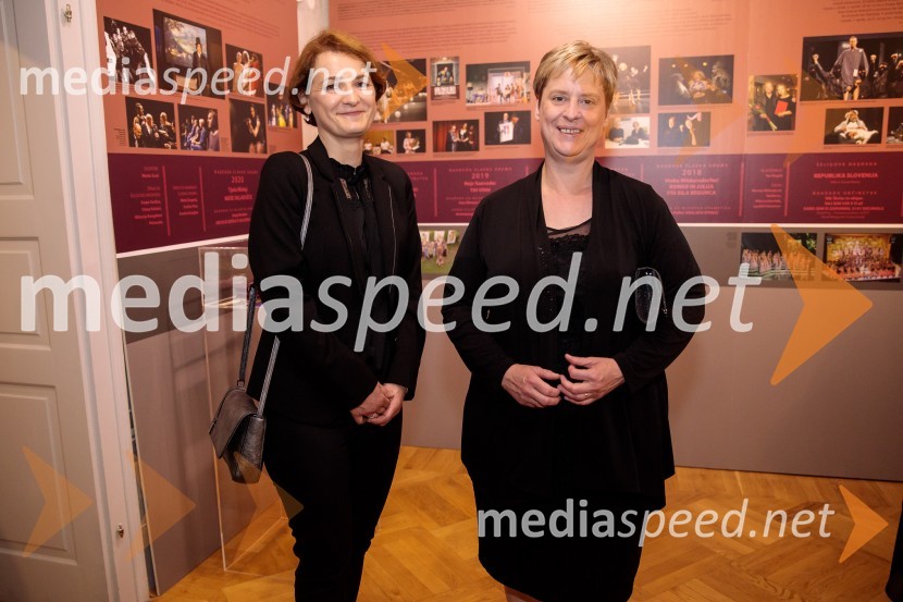 Monologi s kavča, premiera in odprtje razstave Dogodek je tu, dogodek imate v mestu!