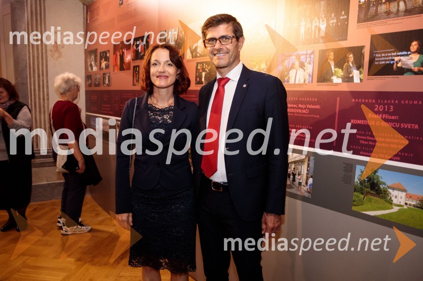  Urška Manček, organizatorica;  Matjaž Rakovec, župan Mestne občine KranjMonologi s kavča, premiera in odprtje razstave Dogodek je tu, dogodek imate v mestu!