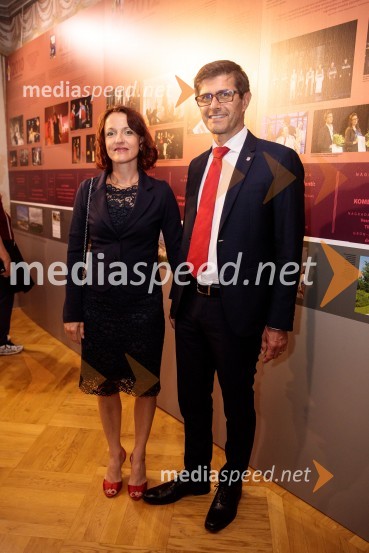  Urška Manček, organizatorica;  Matjaž Rakovec, župan Mestne občine KranjMonologi s kavča, premiera in odprtje razstave Dogodek je tu, dogodek imate v mestu!