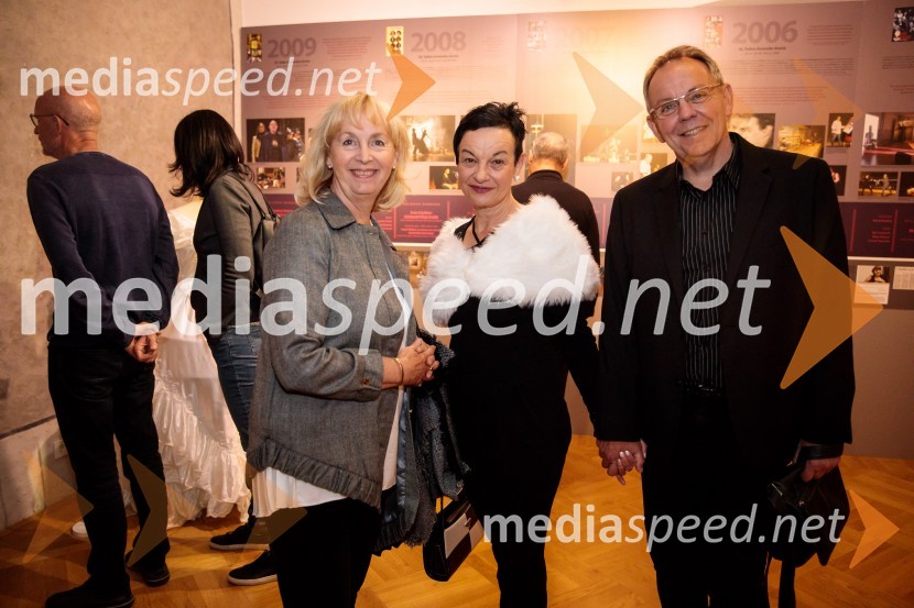 Monologi s kavča, premiera in odprtje razstave Dogodek je tu, dogodek imate v mestu!