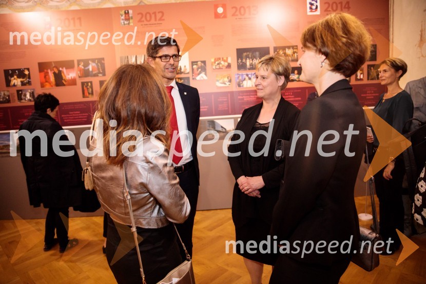 Monologi s kavča, premiera in odprtje razstave Dogodek je tu, dogodek imate v mestu!