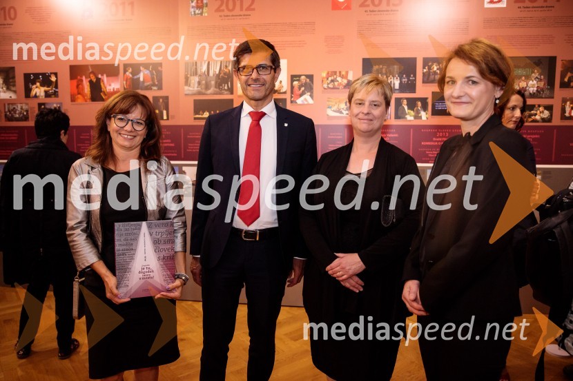 Monologi s kavča, premiera in odprtje razstave Dogodek je tu, dogodek imate v mestu!