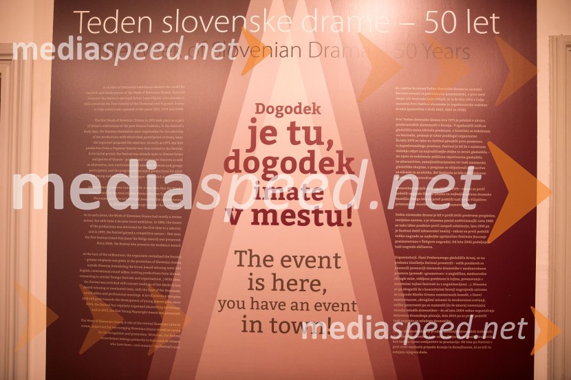 Monologi s kavča, premiera in odprtje razstave Dogodek je tu, dogodek imate v mestu!