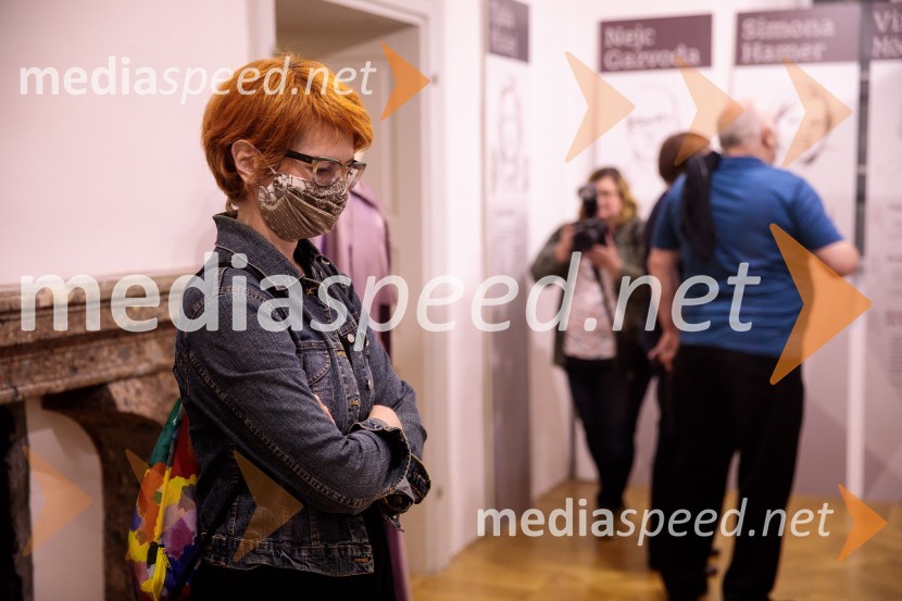 Monologi s kavča, premiera in odprtje razstave Dogodek je tu, dogodek imate v mestu!