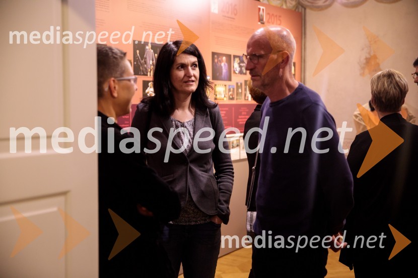 Monologi s kavča, premiera in odprtje razstave Dogodek je tu, dogodek imate v mestu!