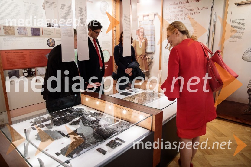 Monologi s kavča, premiera in odprtje razstave Dogodek je tu, dogodek imate v mestu!