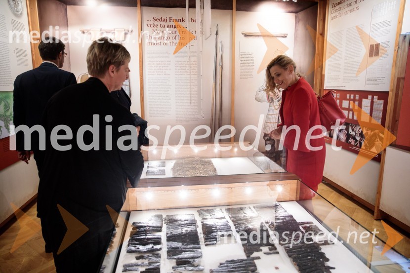 Monologi s kavča, premiera in odprtje razstave Dogodek je tu, dogodek imate v mestu!