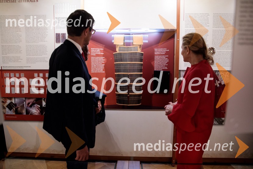 Monologi s kavča, premiera in odprtje razstave Dogodek je tu, dogodek imate v mestu!