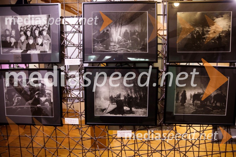 Monologi s kavča, premiera in odprtje razstave Dogodek je tu, dogodek imate v mestu!