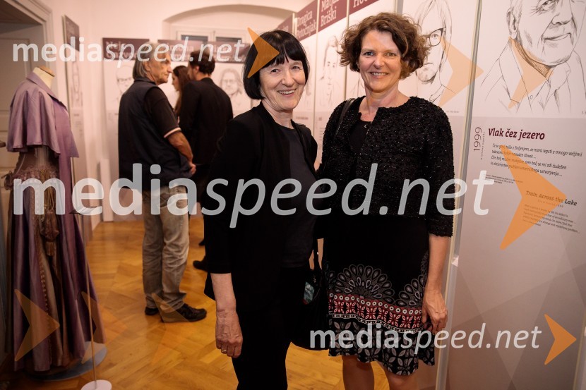 Monologi s kavča, premiera in odprtje razstave Dogodek je tu, dogodek imate v mestu!