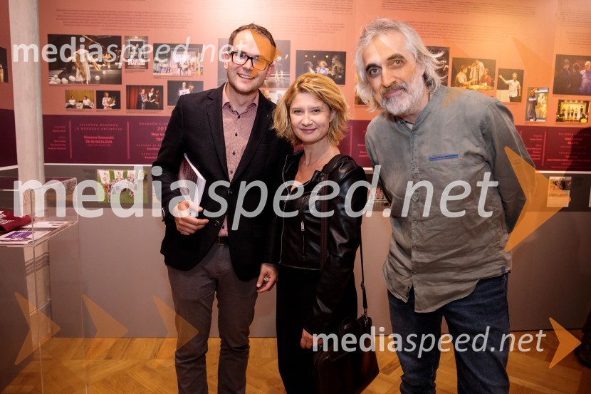  Rok Andres, dramaturg;  Vesna Pernarčič, igralka;  ... Monologi s kavča, premiera in odprtje razstave Dogodek je tu, dogodek imate v mestu!