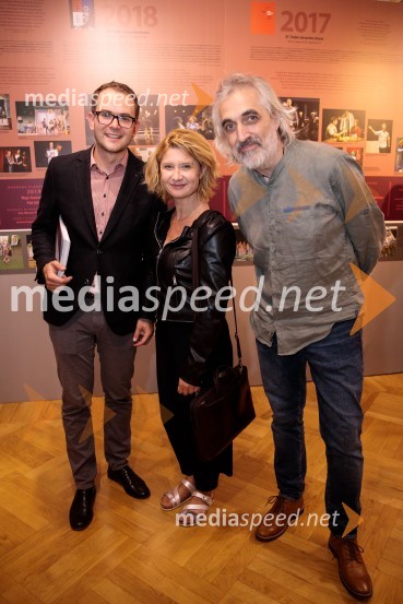  Rok Andres, dramaturg;  Vesna Pernarčič, igralka;  ... Monologi s kavča, premiera in odprtje razstave Dogodek je tu, dogodek imate v mestu!