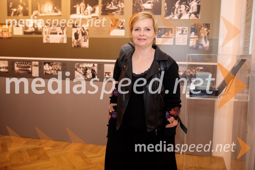  Vesna  Slapar, igralkaMonologi s kavča, premiera in odprtje razstave Dogodek je tu, dogodek imate v mestu!