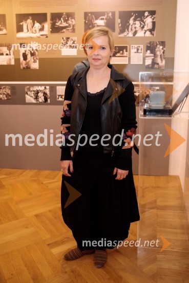  Vesna Slapar, igralkaMonologi s kavča, premiera in odprtje razstave Dogodek je tu, dogodek imate v mestu!