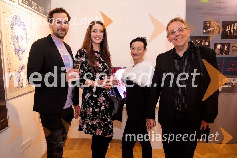 Monologi s kavča, premiera in odprtje razstave Dogodek je tu, dogodek imate v mestu!