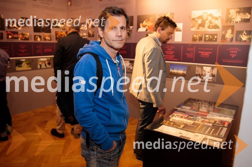  Aljoša Ternovšek, igralecMonologi s kavča, premiera in odprtje razstave Dogodek je tu, dogodek imate v mestu!